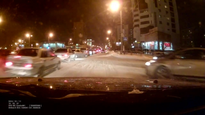 На улице Курчатова в Петербурге неосторожный водитель чуть не устроил ДТП