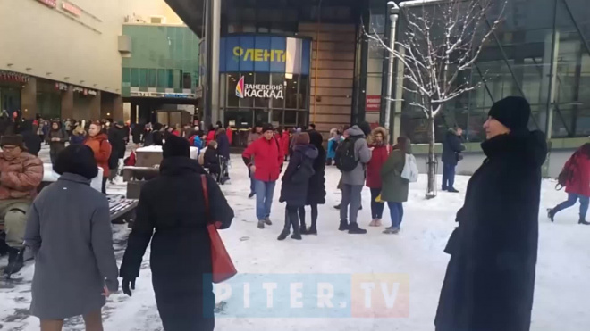 В Петербурге массово эвакуируют торговые центры и суды