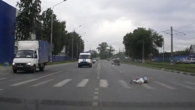 Жуткое видео из Ульяновска: мотоциклист сбил девушку на "зебре"
