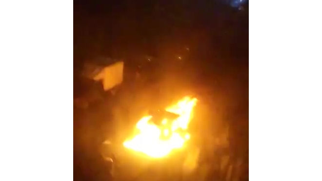 Видео: ночью на севере очевидцы засняли автомобильный пожар