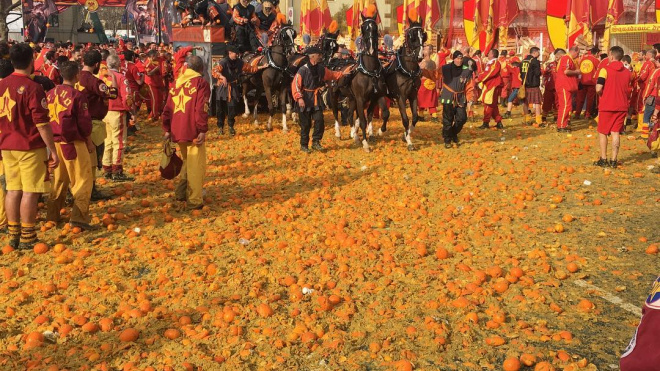 В Италии на традиционном карнавале во время "Битвы апельсинов" уничтожили 500 тонн фруктов 