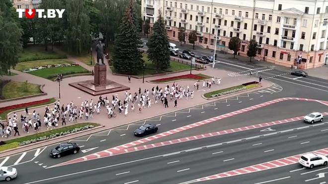 В Минске сотни девушек с белыми розами провели акцию в знак солидарности с оппозицией