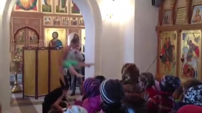 Шокирующее видео из Калуги: местные гимнасты показали трюки у алтаря