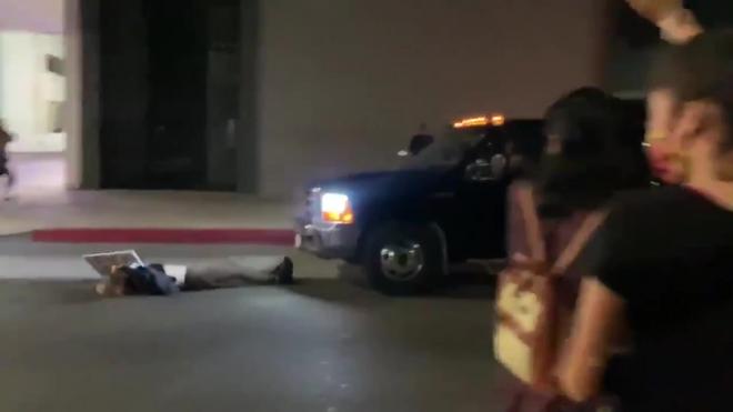 Внедорожник сбил одного из протестующих в Лос-Анджелесе