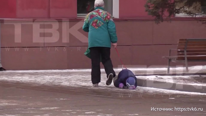 Села на лицо и привязала руки к кровати