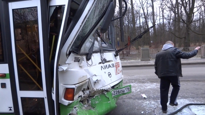 7 человек пострадали при лобовом столкновении автобуса и маршрутки в Пушкине