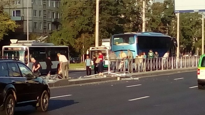 Водителю автобуса с людьми, выскочившего на встречку на Ленинском проспекте, стало плохо за рулем