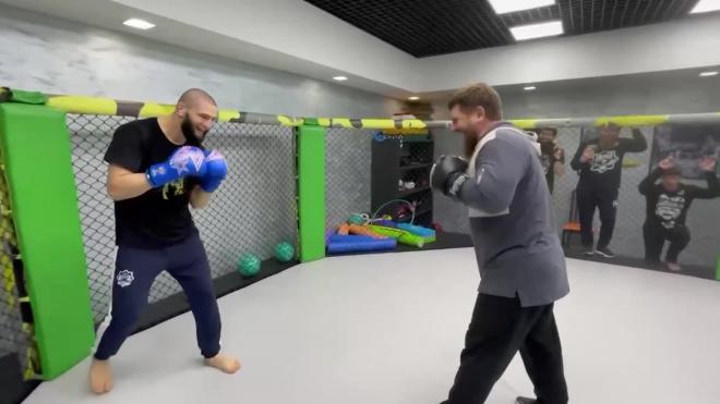 Рамзан Кадыров во время спарринга поздравил бойца UFC Чимаева с днём рождения