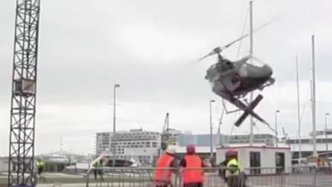 Видео катастрофы: вертолет развалился в воздухе