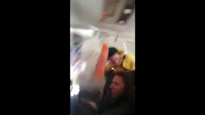 Видео: в Швейцарии в зоне турбулентности стюардесса подлетела к потолку и облила кипятком пассажиров 