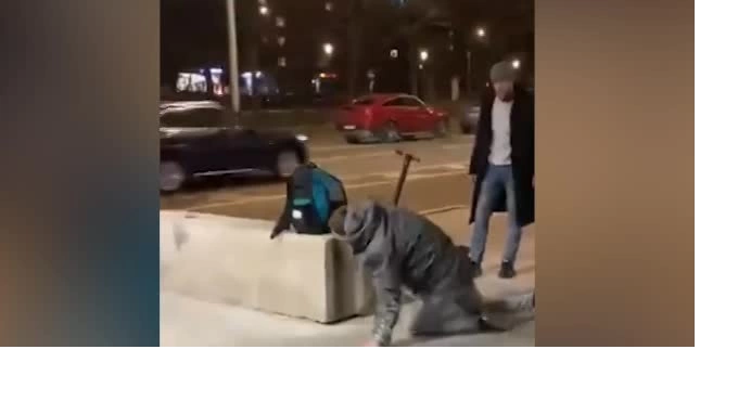 На остановке в Москве пьяный мужчина избил парня и девушку 