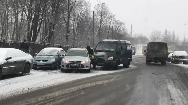 Видео: Авария с "Газелью" на Салова собирает пробку