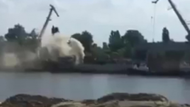 Появилось видео горящего корабля на бывшем заводе Порошенко