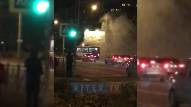 На Светлановском проспекте из-за короткого замыкания загорелся троллейбус 