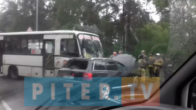 Видео: в Большой Ижоре маршрутка снесла "Ауди" 