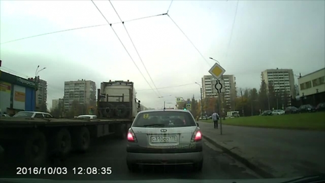 Появилось видео ДТП с грузовиком и легковушкой на шоссе Энергетиков