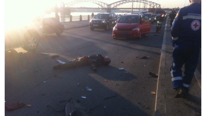Мотоциклиста раздавило под колесами авто на Октябрьской набережной 
