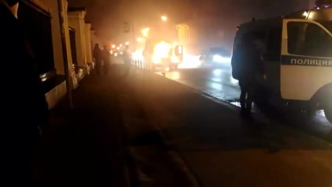 В Сети появилось видео полыхавшей в Петергофе маршрутки