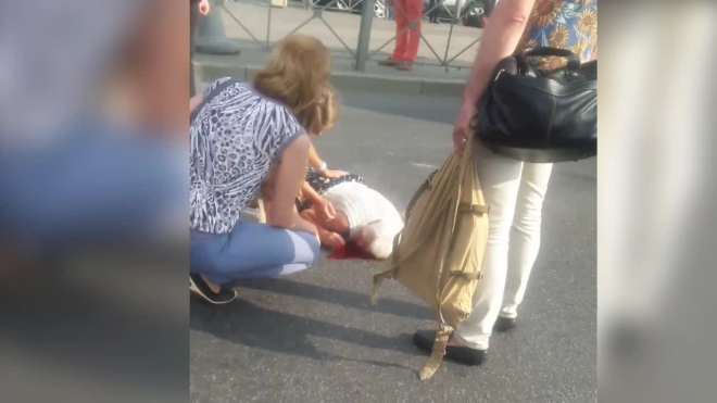 У станции метро "Улица Дыбенко" сбили человека: женщина лежит в луже крови