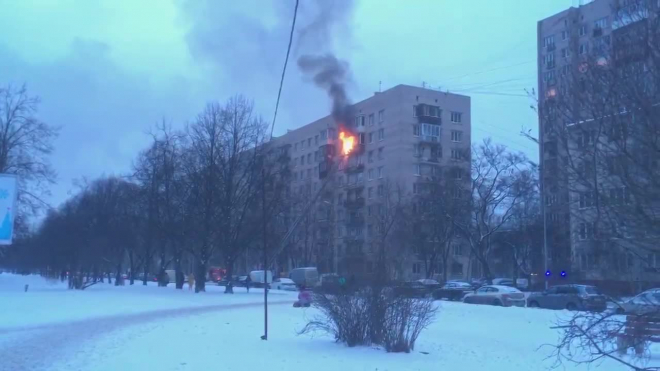 В Петербурге эвакуировали 13 человек из-за пожара в квартире