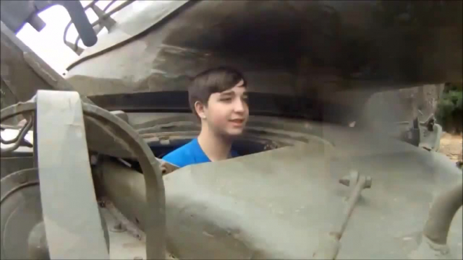 Шварценеггер прокатился на личном танке с тяжелобольным подростком