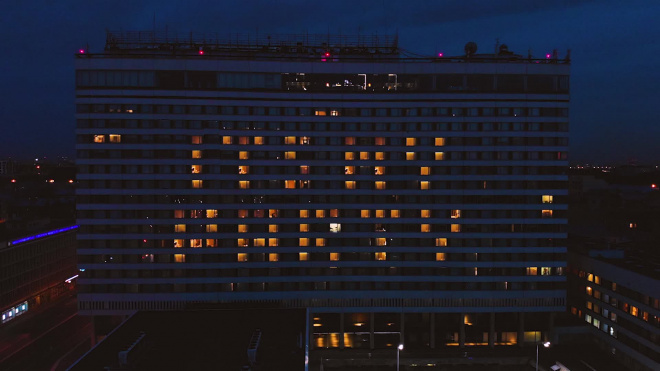 Огромная надпись "Its my party" зажглась на фасаде отеля в честь дня рождения Джей Ло
