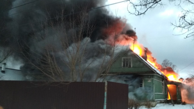 В Сергиево пожар охватил частный дом