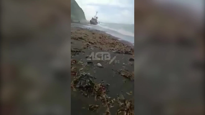 На Сахалине мощный шторм выбросил рыболовное судно на берег