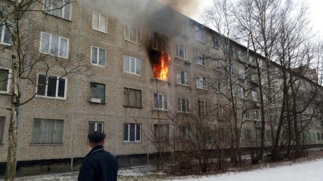 В Невском районе детей из горящей квартиры спасли через окно