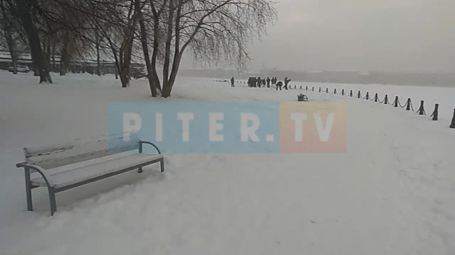 Коммунальщики не справляются: к уборке снега в Петербурге подключили солдат