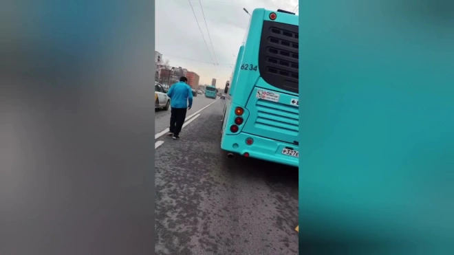Лазурный автобус задымился на Ленинском проспекте
