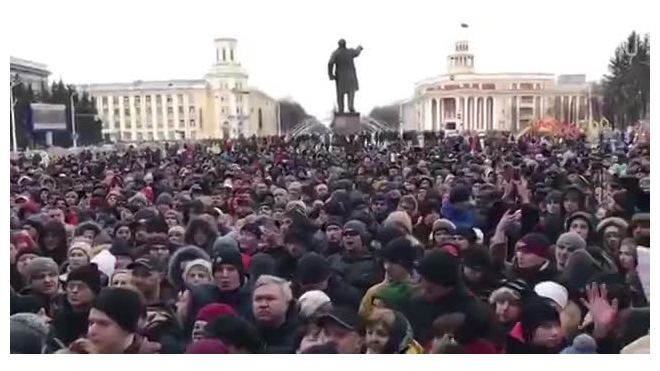 В Кемерово люди вышли на митинг и требуют отставки Амана Тулеева