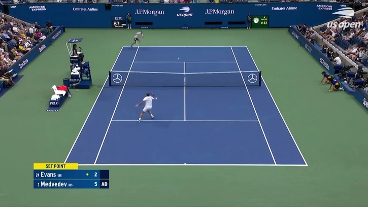 Медведев обыграл Эванса и вышел в четвертьфинал US Open