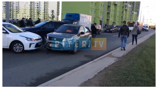 Видео: На Муринской дороге машины объезжают ДТП по тротуару