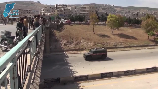 Российский конвой в Сирии забросали большими камнями с моста