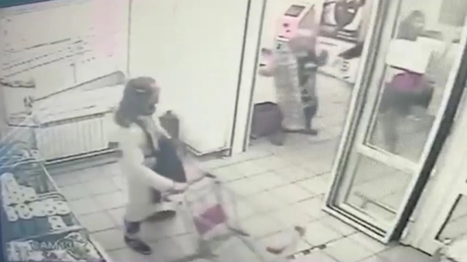 Видео нападения в москве. Нападение в магните с топором. Мужчина в женской одежде напал с топором в магните.