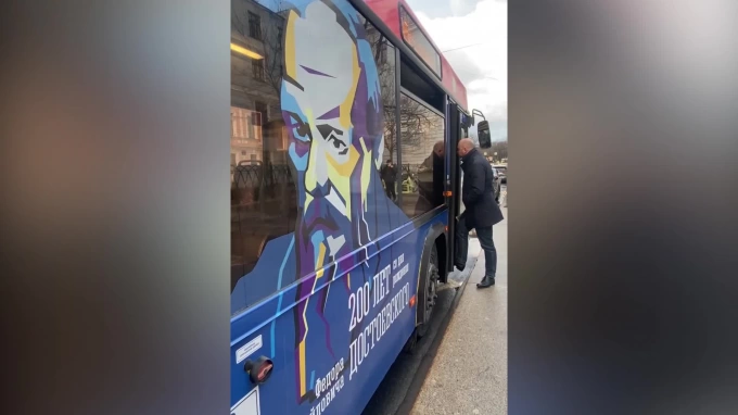 Брендированный автобус с изображением Достоевского готов встречать пассажиров