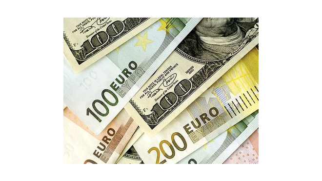 Курс доллара и евро: на выходные доллар подрос, а евро понизился