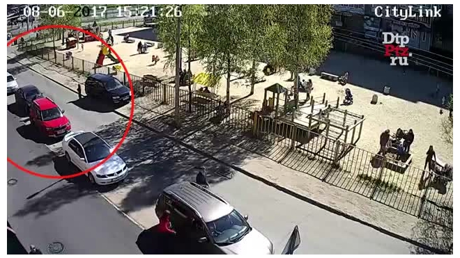 В сети появилось видео наезда автомобиля на ребенка в Петрозаводске