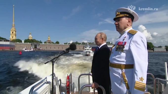 Путин прибыл на парад ВМФ