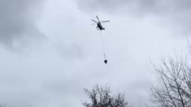 Видео: Пожар на складах на Варшавском шоссе тушат вертолетами