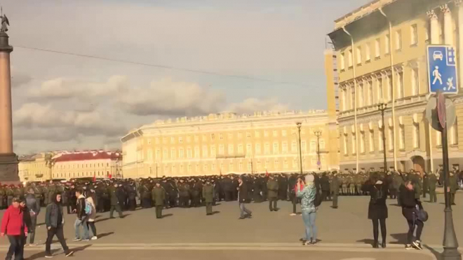 Видео: на Дворцовой проходит вторая репетиция Парада Победы 