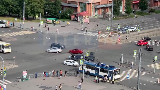 Авария на перекрестке Гражданского проспекта и проспекта Просвещения мешает проезду