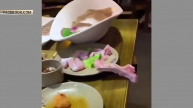 Видео: куриная грудка выползла из тарелки и довела гостью ресторана до истерики