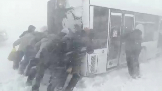 Видео из Южно-Сахалинска: В регионе из-за снежной бури введен режим ЧС