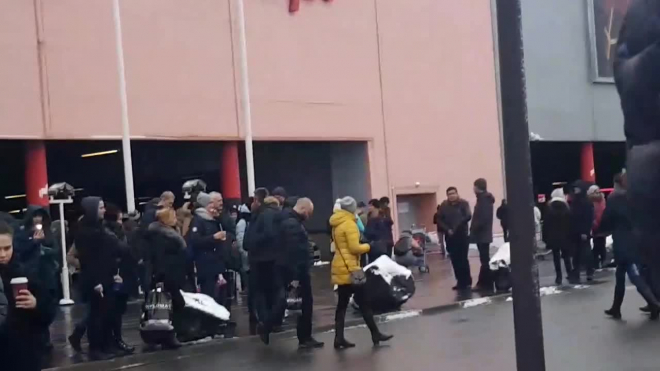 Видео: в Петербурге эвакуируют "Мегу Парнас"