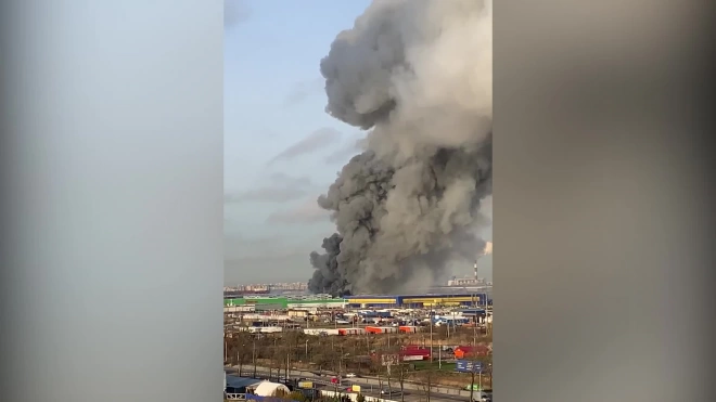 Пожар в строящемся складе на Ленсоветовской дороге локализовали