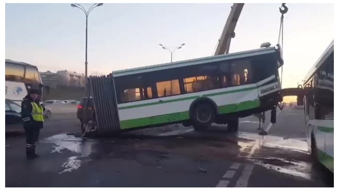 Видео из Москвы: грузовик разорвал на части пассажирский автобус на МКАД