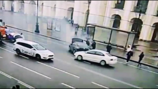Водителя поливомоечной машины из Петербурга, который потушил "Renault", поощрят