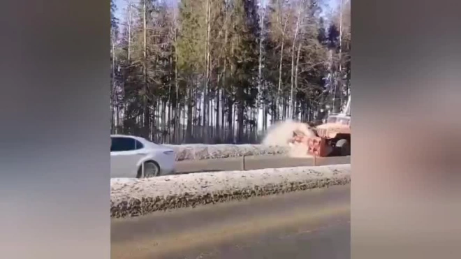 Дорожники Ленобласти предупредили водителей о снегопаде